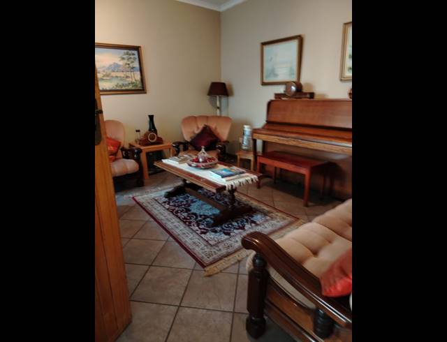 4 BEDROOM FREEHOLD FOR SALE IN HUTTENHEIGHTS
